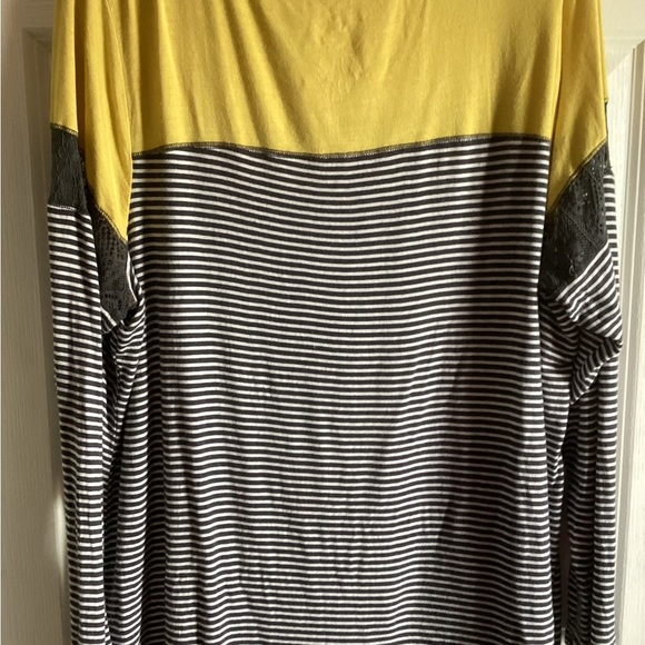 Maurices 2x long sleeve tee yellow black and white with lace detail - Picture 5 of 5